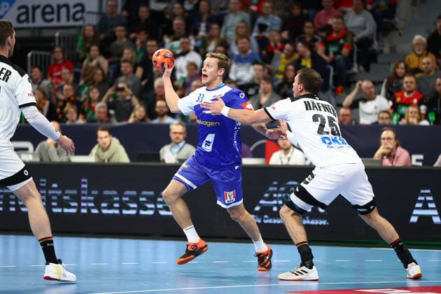 Janus Davi Smarason (Island) im Zweikampf mit Kai Haefner (Deutschland), Deutschland vs Island, Handball, Laenderspiel, 04.01.2020 Fotograf Neis Eibner Deutschland vs Island, Handball, Laenderspiel, 04.01.2020 Mannheim Copyright: xNeisx Eibner-Pressefotox EP_ans