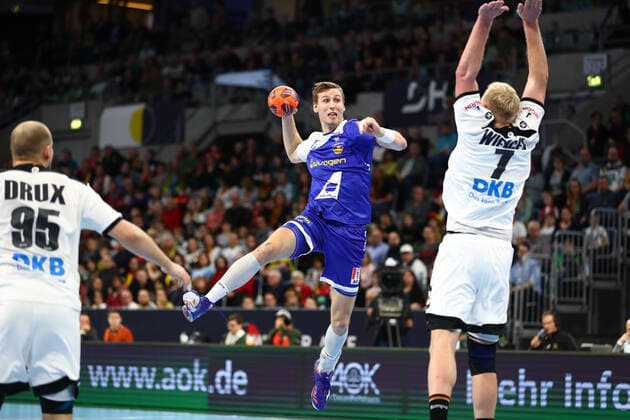 Olafur Andres Gudmundsson (Island) im Zweikampf mit Paul Drux (Deutschland) und Patrick Wiencek (Deutschland), Deutschland vs Island, Handball, Laenderspiel, 04.01.2020 Fotograf Neis Eibner Deutschland vs Island, Handball, Laenderspiel, 04.01.2020 Mannheim Copyright: xNeisx Eibner-Pressefotox EP_ans