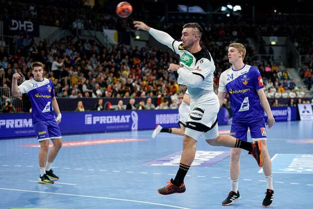 v.li.: Viggo Kristjansson (HSI, Island, 28), Jannik Kohlbacher (DHB, 48), Haukur Thrastarson (HSI, Island, 24), beim Sprungwurf, Wurf, Torwurf, Action, Aktion, Spielszene, 04.01.2020, Mannheim (Deutschland), Handball, Länderspiel, Deutschland - Island
