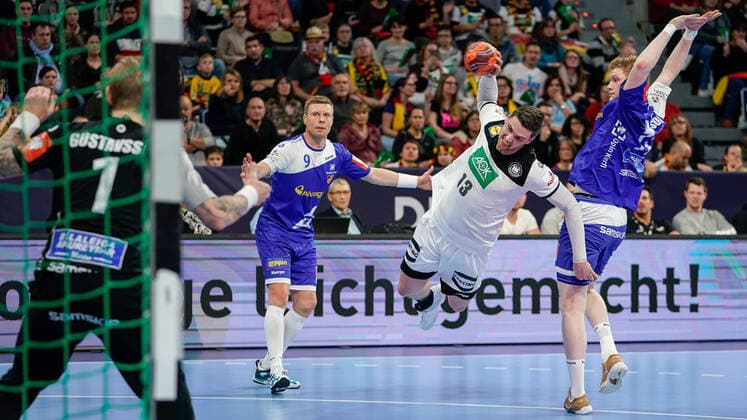 v.li.: Björgvin Pall Gustavsson (Torwart, HSI, Island, 1), Gudjon Valur Sigurdsson (HSI, Island, 9), Hendrik Pekeler (DHB, 13), Ymir Örn Gislason (HSI, Island, 11), beim Sprungwurf, Wurf, Torwurf, Action, Aktion, Spielszene, 04.01.2020, Mannheim (Deutschland), Handball, Länderspiel, Deutschland - Island