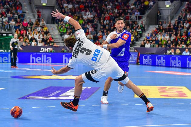 Deutscher Handballbund (DHB) Testspiel 04.01.2020, Deutschland - Island, SAP Arena, Mannheim Uwe Gensheimer (Deutschland, 3) Alexander Petersson (Island, 15) Action Trick Handball Angriff Zweikampf, 04.01.2020, Mannheim (Deutschland), Handball, Länderspiel, Deutschland - Island