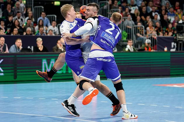 v.li.: Haukur Thrastarson (HSI, Island, 24), Jannik Kohlbacher (DHB, 48), Arnar Freyr Arnarsson (HSI, Island, 21), Zweikampf, Spielszene, Duell, duel, tackle, tackling, Dynamik, Action, Aktion, 04.01.2020, Mannheim (Deutschland), Handball, Länderspiel, Deutschland - Island