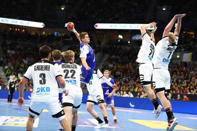 Arnor Thor Gunnarsson (Island) gegen Uwe Gensheimer (Deutschland), Marian Michalczik (Deutschland), David Schmidt (Deutschland) und Patrick Wiencek (Deutschland), Deutschland vs Island, Handball, Laenderspiel, 04.01.2020 Fotograf Neis Eibner Deutschland vs Island, Handball, Laenderspiel, 04.01.2020 Mannheim Copyright: xNeisx Eibner-Pressefotox EP_ans