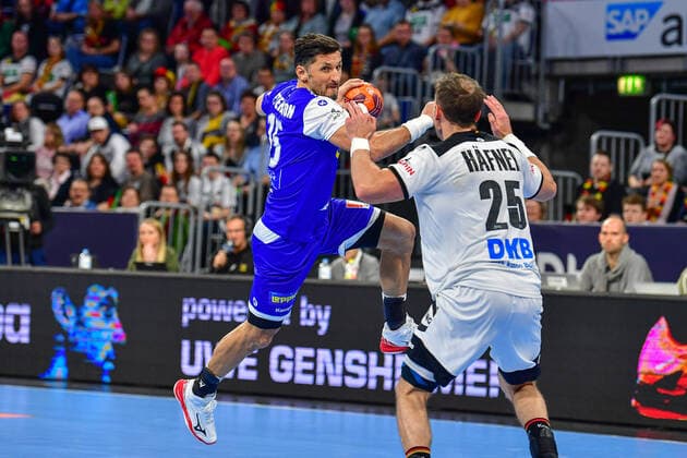 Deutscher Handballbund (DHB) Testspiel 04.01.2020, Deutschland - Island, SAP Arena, Mannheim Alexander Petersson (Island, 15) Kai Häfner (Deutschland, 25) Handball Angriff Emotionen Action, 04.01.2020, Mannheim (Deutschland), Handball, Länderspiel, Deutschland - Island