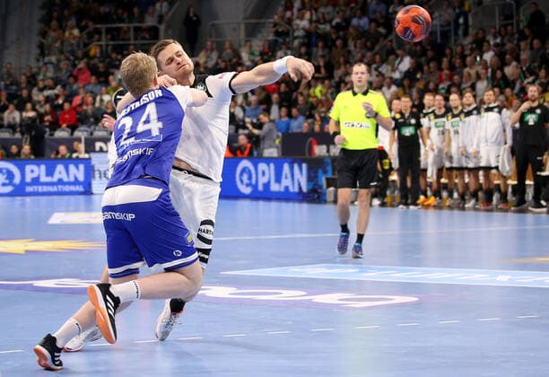 BAU 04.01.2020 Mannheim Handball Länderspiel Deutschland vs. Island, v.l. Haukur Prastarson (Island), David Schmidt (GER)