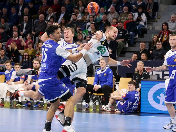 BAU 04.01.2020 Mannheim Handball Länderspiel Deutschland vs. Island, v.l. Alexander Petersson (Island), Janus Dadi Smarason (Island), Paul Drux (GER)