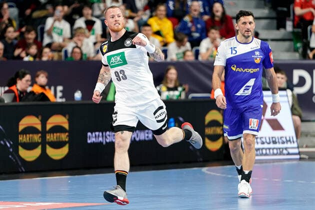 v.li.: Patrick Zieker (DHB, 93), Alexander Petersson (HSI, Island, 15), jubelt über ein Tor, Jubel, Torjubel, Torerfolg, celebrate the goal, goal, celebration, Jubel ueber das Tor, optimistisch, Spielszene, Highlight, Einzelbild, Action, Aktion, 04.01.2020, Mannheim (Deutschland), Handball, Länderspiel, Deutschland - Island