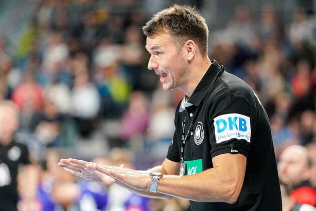Christian Prokop (Trainer, Bundestrainer, DHB), gibt Anweisungen, gestikuliert, mit den Armen gestikulieren, gives instructions, gesticulate, Einzelbild, Aktion, Action, 04.01.2020, Mannheim (Deutschland), Handball, Länderspiel, Deutschland - Island