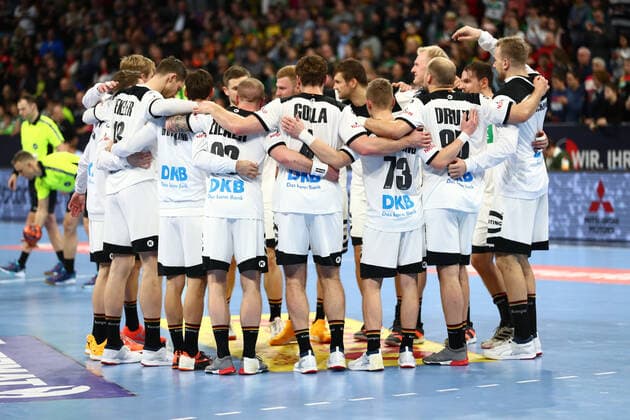 die deutsche Mannschaft feiert den Sieg, Deutschland vs Island, Handball, Laenderspiel, 04.01.2020 Fotograf Neis Eibner Deutschland vs Island, Handball, Laenderspiel, 04.01.2020 Mannheim Copyright: xNeisx Eibner-Pressefotox EP_ans