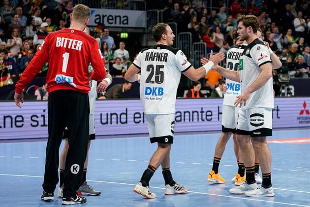 Spieler der deutschen Auswahl (DHB), v.li. mit: Johannes Bitter (Jogi Bitter, Torwart, Deutschland, 1), Kai Häfner (DHB, 25) und Johannes Golla (DHB, 4), Jubel nach dem Schlusspfiff, Sieg, Sieger, Gewinner, jubelt, jubeln, Freude, optimistisch, Highlight, Action, Aktion, 04.01.2020, Mannheim (Deutschland), Handball, Länderspiel, Deutschland - Island