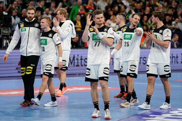 Spieler der deutschen Auswahl (DHB), in der Mitte mit David Schmidt (DHB, 77), Jubel nach dem Schlusspfiff, Sieg, Sieger, Gewinner, jubelt, jubeln, Freude, optimistisch, Highlight, Action, Aktion, 04.01.2020, Mannheim (Deutschland), Handball, Länderspiel, Deutschland - Island