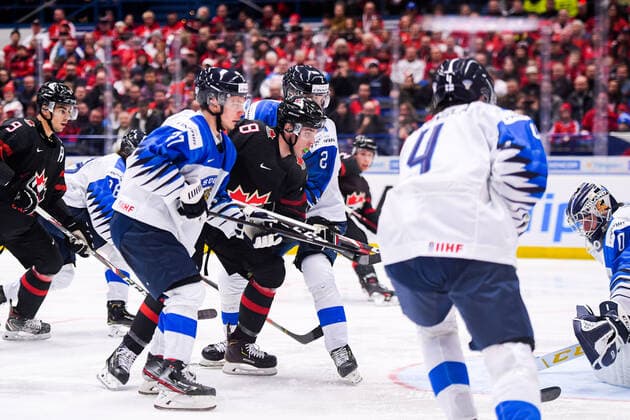 Eishockey, U20 WM, Kanada - Finnland 200104 Liam Foudy of Canada and goalkeeper Justus Annunen of Finland during the 2020 IIHF World Junior Championship semifinal game between Canada and Finland on January 4, 2020 in Ostrava. Photo: Simon Hastegard BILDBYRAN kod SH 180173 ishockey Ice hockey, Eishockey u20 jvm jvm 2020 jvm 19-20 iihf world junior championship world juniors bbeng semifinal kanada Copyright: SIMONxHASTEGARD BB200104ZQ007