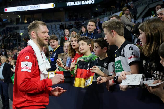 BAU 04.01.2020 Mannheim Handball Länderspiel Deutschland vs. Island, Johannes Bitter (TVB) bei den Fans
