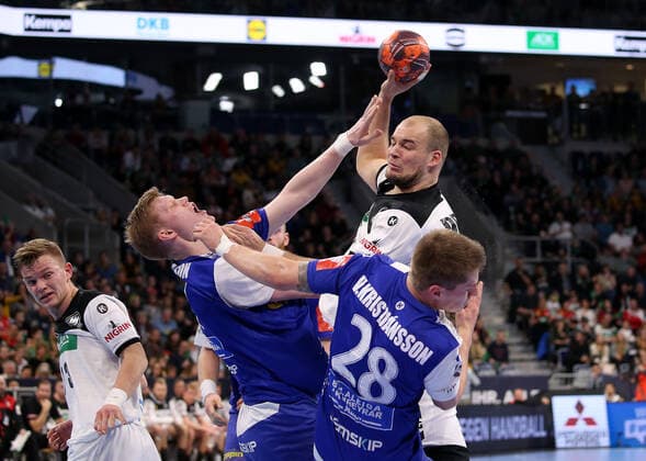 BAU 04.01.2020 Mannheim Handball Länderspiel Deutschland vs. Island, vorn v.l. Ymir Örn Gislason (Island), Paul Drux (GER), Viggo Kristjanson (Island)