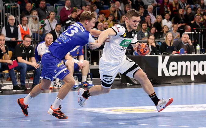 BAU 04.01.2020 Mannheim Handball Länderspiel Deutschland vs. Island, v.l. Janus Dadi Smarason (Island), David Schmidt (GER)