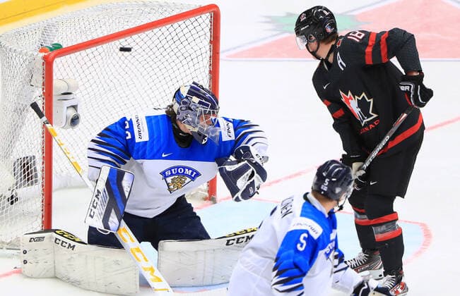 OSTRAVA, CZECH REPUBLIC - JANUARY 4, 2020: Finland s goalie Justus Annunen (L) and Canada s Ty Dellandrea in their 2020 World Junior Ice hockey, Eishockey Championship semifinal match at Ostravar Arena. Peter Kovalev TASS  TS0C96C2