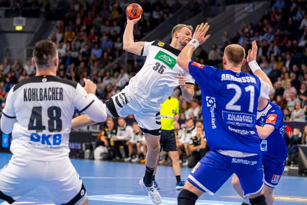 Mannheim, Deutschland 04. Januar 2020: Handball Länderspiel - EM 2020 - Deutschland vs. Island v.li. Jannik Kohlbacher (Deutschland Rhein-Neckar Loewen), Julius Kühn Kuehn (Deutschland MT Melsungen), Arnar Arnarsson (Island) Mannheim SAP Arena Baden-Württemberg Deutschland