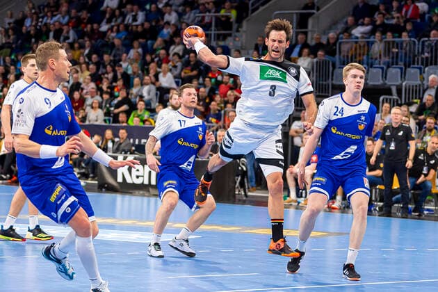Mannheim, Deutschland 04. Januar 2020: Handball Länderspiel - EM 2020 - Deutschland vs. Island v.li. Gudjon Valur Sigurdsson (Island), Uwe Gensheimer (Deutschland Rhein Neckar Loewen), Haukur Brastrason (Island) Mannheim SAP Arena Baden-Württemberg Deutschland