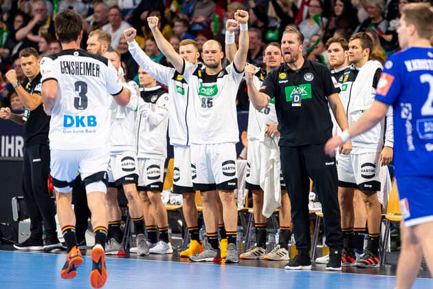 Mannheim, Deutschland 04. Januar 2020: Handball Länderspiel - EM 2020 - Deutschland vs. Island Teammanager Oliver Roggisch (Deutschland) jubelt zu Uwe Gensheimer (Deutschland Rhein Neckar Loewen) Mannheim SAP Arena Baden-Württemberg Deutschland