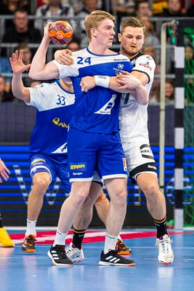 Mannheim, Deutschland 04. Januar 2020: Handball Länderspiel - EM 2020 - Deutschland vs. Island v. li. im Zweikampf Haukur Prastarson (Island) und David Schmidt (Deutschland TVB Stuttgart) Mannheim SAP Arena Baden-Württemberg Deutschland