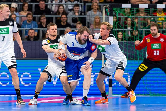 Mannheim, Deutschland 04. Januar 2020: Handball Länderspiel - EM 2020 - Deutschland vs. Island v. li. im Zweikampf David Schmidt (Deutschland TVB Stuttgart), Kari Kristjansson (Island), Marian Michalczik (Deutschland GWD Minden) Mannheim SAP Arena Baden-Württemberg Deutschland