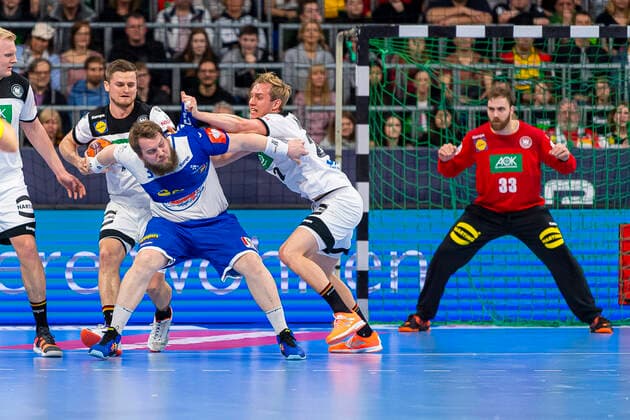 Mannheim, Deutschland 04. Januar 2020: Handball Länderspiel - EM 2020 - Deutschland vs. Island v. li. im Zweikampf David Schmidt (Deutschland TVB Stuttgart), Kari Kristjansson (Island), Marian Michalczik (Deutschland GWD Minden) Mannheim SAP Arena Baden-Württemberg Deutschland