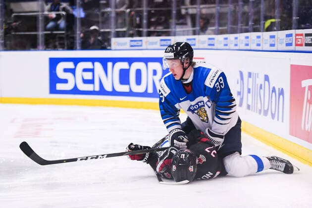 200104 Lassi Thomson of Finland and Barrett Hayton of Canada during the 2020 IIHF World Junior Championship semifinal game between Canada and Finland on January 4, 2020 in Ostrava. Photo: Simon Hastegard BILDBYRAN kod SH 180173 ishockey Ice hockey, Eishockey u20 jvm jvm 2020 jvm 19-20 iihf world junior championship world juniors bbeng semifinal kanada Copyright: SIMONxHASTEGARD BB200104ZB030