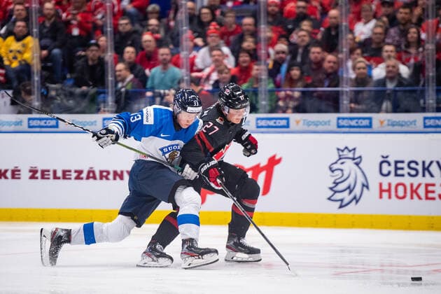 200104 Lassi Thomson of Finland and Barrett Hayton of Canada during the 2020 IIHF World Junior Championship semi final between Canada and Finland on January 4, 2020 in Ostrava. Photo: Simon Hastegard BILDBYRAN kod SH 180173 ishockey Ice hockey, Eishockey u20 jvm jvm 2020 jvm 19-20 iihf world junior championship world juniors bbeng semifinal kanada Copyright: SIMONxHASTEGARD BB200104ZP020