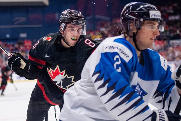200104 Liam Foudy of Canada and Santeri Tatakka of Finland during the 2020 IIHF World Junior Championship semi final between Canada and Finland on January 4, 2020 in Ostrava. Photo: Simon Hastegard BILDBYRAN kod SH 180173 ishockey Ice hockey, Eishockey u20 jvm jvm 2020 jvm 19-20 iihf world junior championship world juniors bbeng semifinal kanada Copyright: SIMONxHASTEGARD BB200104ZW033