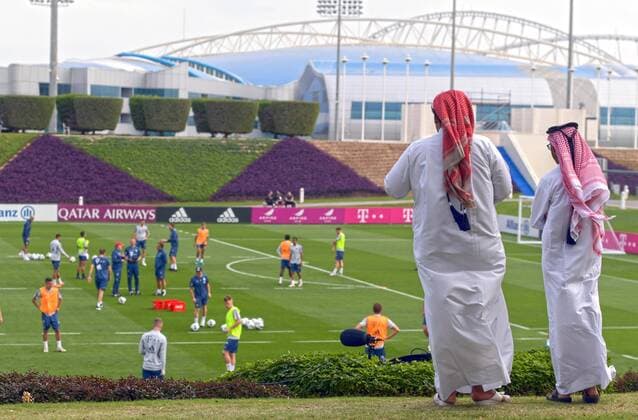 05.01.2020, Fussball 1. Bundesliga 2019 2020, FC Bayern München im Wintertrainingslager in Doha, Katar. 1. Trainingseinheit in der Aspire Academy, Zwei Einheimische Männer in traditioneller Kleidung beobachten das Training.