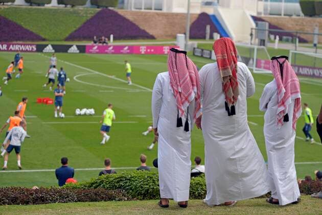 Bilder des Jahres 2020, Sport 01 Januar Sport Themen der Woche KW01 Sport Bilder des Tages 05.01.2020, Fussball 1. Bundesliga 2019 2020, FC Bayern München im Wintertrainingslager in Doha, Katar. 1. Trainingseinheit in der Aspire Academy, Drei einheimische Männer in traditioneller Kleidung beobachten das Training. *** 05 01 2020, Soccer 1 Bundesliga 2019 2020, FC Bayern Munich at the winter training camp in Doha, Qatar 1 training session at Aspire Academy, Three local men in traditional dress watching the training