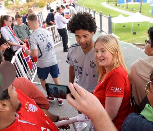 05.01.2020, Fussball 1. Bundesliga 2019 2020, FC Bayern München im Wintertrainingslager in Doha, Katar. 1. Trainingseinheit in der Aspire Academy, Serge Gnabry (FC Bayern München) lässt sich nach dem Training mit den Zuschauern am Trainingsgelände fotografieren.