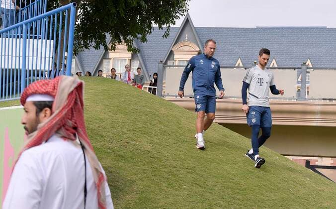 05.01.2020, Fussball 1. Bundesliga 2019 2020, FC Bayern München im Wintertrainingslager in Doha, Katar. 1. Trainingseinheit in der Aspire Academy, v.li: Trainer Hans-Dieter Flick (FC Bayern München) und Torwart Sven Ulreich (FC Bayern München) kommen zum Trainingsplatz.