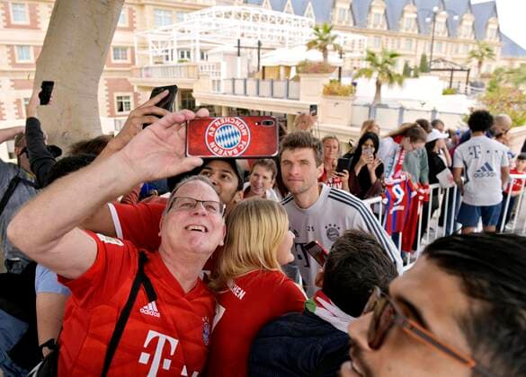 05.01.2020, Fussball 1. Bundesliga 2019 2020, FC Bayern München im Wintertrainingslager in Doha, Katar. 1. Trainingseinheit in der Aspire Academy, Thomas Müller (FC Bayern München) bei den Fans nach dem Training.