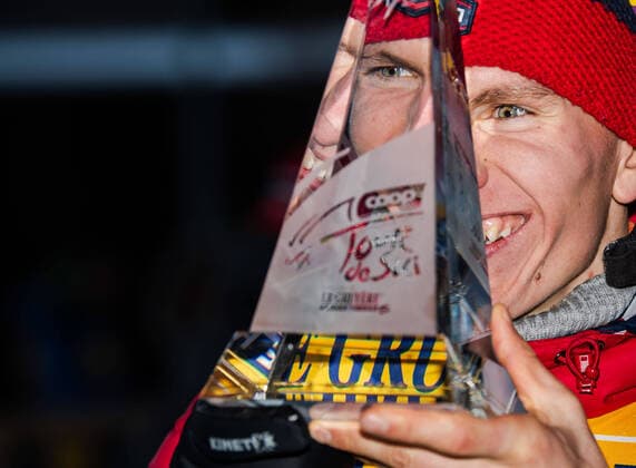 Bilder des Jahres 2020, Sport 01 Januar Sport Themen der Woche KW01 Sport Bilder des Tages 200105 Alexander Bolshunov of Russia celebrates with the trophy after the men?s 10 km free technique mass start during Tour de Ski on January 5, 2020 in Val di Fiemme. Photo: Mathias Bergeld BILDBYRAN Cop 200 bbeng skidor cross-country skiing langrenn world cup tour de ski tour de ski 2019 2020 free fristil final climb Masstart Fellesstart Mass Start ryssland jubel *** 200105 Alexander Bolshunov of Russia celebrates with the trophy after the men?s 10 km free technique mass start during Tour de Ski on January 5, 2020 in Val di Fiemme Photo Mathias Bergeld BILDBYRAN Cop 200 bbeng skidor cross country skiing langrenn world cup tour de ski tour de ski 2019 2020 free fristil final climb Masstart Fellesstart Mass Start ryssland jubel,  Copyright: MATHIASxBERGELD BB200105MB114