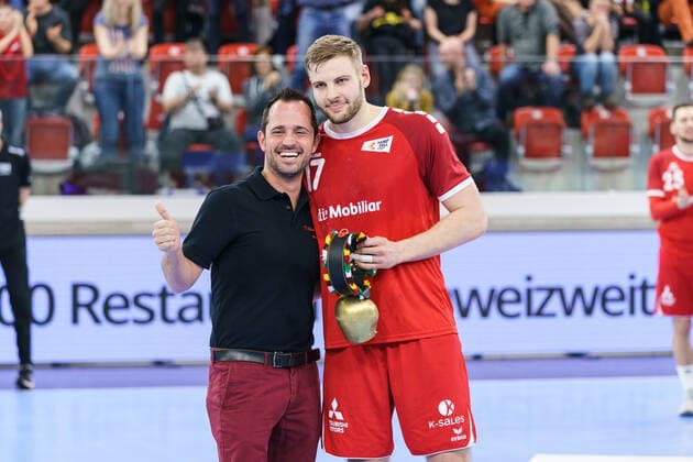 05.01.2020, Winterthur, AXA Arena, Yellow Cup: Schweiz - Holland, Yelow Cup MVP 2020 Samuel Röthlisberger (Schweiz) mit Bruno Moser (Garage Moser Winterthur). Winterthur AXA Arena Zürich Schweiz Copyright: xJustPictures.ch VedranxGalijasx