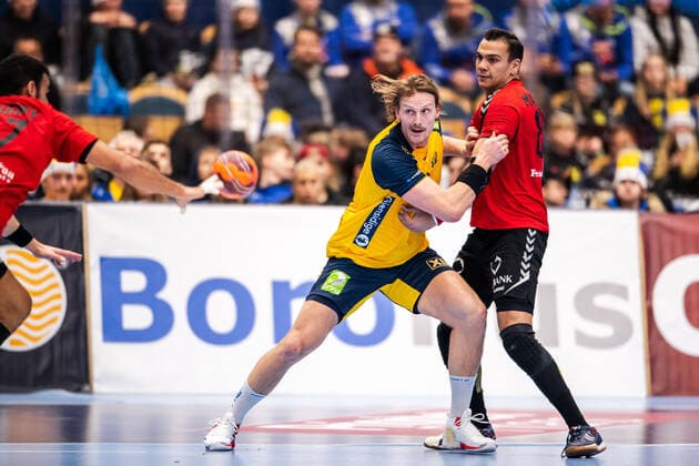 200105 Sveriges Jesper Nielsen och Egyptens Mohamed Mahmoud under träningslandskampen i handboll mellan Sverige och Egypten den 5 januari 2020 i Jönköping. Copyright: JÖRGENxJARNBERGER BB200105JJ011