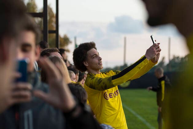 Fußball: Saison 2019 2020, Trainingslager von Borussia Dortmund am 05.01.2020 im Dama de Noche in Marbella (Spanien). Nachmittagstraining Spieler geben nach dem Training Autogramme und machen Selfies, Axel WITSEL, BVB Borussia Dortmund, halbe Figur, DFL regulations prohibit any use of photographs as image sequences and or quasi-video. Copyright: xKirchner-Mediax