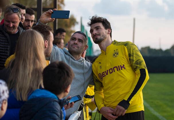 Fußball: Saison 2019 2020, Trainingslager von Borussia Dortmund am 05.01.2020 im Dama de Noche in Marbella (Spanien). Nachmittagstraining Spieler geben nach dem Training Autogramme und machen Selfies, Mats HUMMELS, BVB Borussia Dortmund, halbe Figur, DFL regulations prohibit any use of photographs as image sequences and or quasi-video. Copyright: xKirchner-Mediax