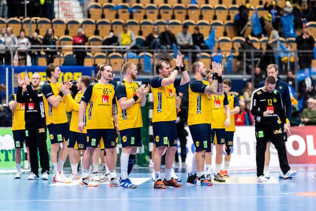 200105 Sveriges spelare tackar publiken efter träningslandskampen i handboll mellan Sverige och Egypten den 5 januari 2020 i Jönköping. Copyright: JÖRGENxJARNBERGER BB200105JJ034