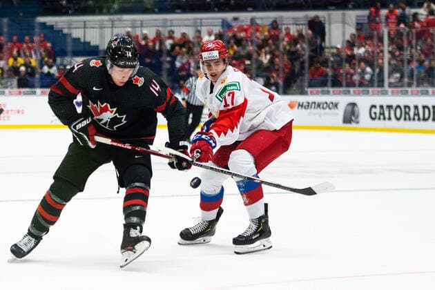 200105 Jared McIsaac of Canada and Maxim Sorkin of Russia during the 2020 IIHF World Junior Championship gold medal game between Canada and Russia on January 5, 2020 in Ostrava. Photo: Simon Hastegard BILDBYRAN kod SH 180176 ishockey Ice hockey, Eishockey u20 jvm jvm 2020 jvm 19-20 iihf world junior championship world juniors bbeng final kanada ryssland Copyright: SIMONxHASTEGARD BB200105ZI018