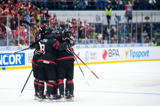 200105 Barrett Hayton of Canada celebrate with teammates after 3-3 during the 2020 IIHF World Junior Championship gold medal game between Canada and Russia on January 5, 2020 in Ostrava. Photo: Simon Hastegard BILDBYRAN kod SH 180176 ishockey Ice hockey, Eishockey u20 jvm jvm 2020 jvm 19-20 iihf world junior championship world juniors bbeng final kanada ryssland jubel Copyright: SIMONxHASTEGARD BB200105ZL017