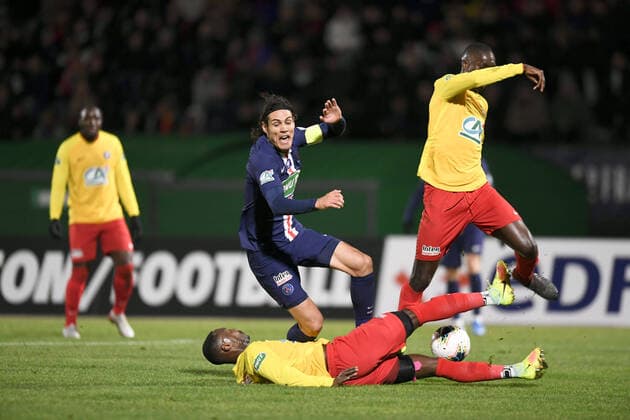 09 EDINSON CAVANI (PSG) - CHUTE - FAUTE FOOTBALL : Linas-Montlhery vs Paris SG - Coupe de France - 05 01 2020 AnthonyBIBARD FEP Panoramic 