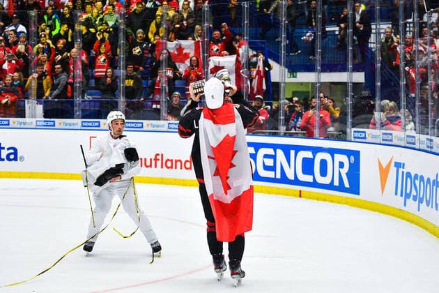 200105 Alexis Lafreniere of Canada celebrate with the trophy and a Canadian flag after the 2020 IIHF World Junior Championship gold medal game between Canada and Russia on January 5, 2020 in Ostrava. Photo: Simon Hastegard BILDBYRAN kod SH 180176 ishockey Ice hockey, Eishockey u20 jvm jvm 2020 jvm 19-20 iihf world junior championship world juniors bbeng final kanada ryssland jubel Copyright: SIMONxHASTEGARD BB200105ZT022