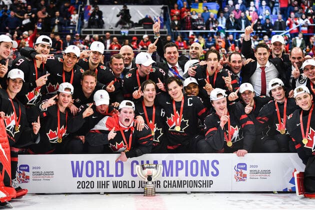 Sport Bilder des Tages 200105 Players of Canada celebrate with the trophy and their medals after the 2020 IIHF World Junior Championship gold medal game between Canada and Russia on January 5, 2020 in Ostrava. Photo: Simon Hastegard BILDBYRAN kod SH 180176 ishockey Ice hockey, Eishockey u20 jvm jvm 2020 jvm 19-20 iihf world junior championship world juniors bbeng final kanada ryssland jubel Copyright: SIMONxHASTEGARD BB200105ZV017