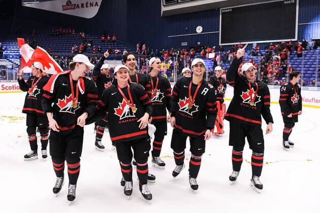 200105 Players of Canada celebrate after the 2020 IIHF World Junior Championship gold medal game between Canada and Russia on January 5, 2020 in Ostrava. Photo: Simon Hastegard BILDBYRAN kod SH 180176 ishockey Ice hockey, Eishockey u20 jvm jvm 2020 jvm 19-20 iihf world junior championship world juniors bbeng final kanada ryssland jubel Copyright: SIMONxHASTEGARD BB200105ZC024