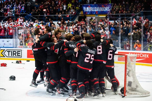 200105 Players of Canada celebrate after the 2020 IIHF World Junior Championship gold medal game between Canada and Russia on January 5, 2020 in Ostrava. Photo: Simon Hastegard BILDBYRAN kod SH 180176 ishockey Ice hockey, Eishockey u20 jvm jvm 2020 jvm 19-20 iihf world junior championship world juniors bbeng final kanada ryssland jubel Copyright: SIMONxHASTEGARD BB200105ZS019