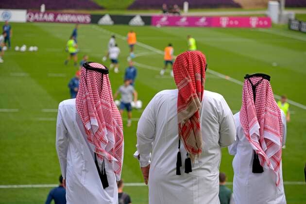 05.01.2020, Fussball 1. Bundesliga 2019 2020, FC Bayern München im Wintertrainingslager in Doha, Katar. 1. Trainingseinheit in der Aspire Academy, Übersicht vom Trainingsplatz. Einheimische Zuschauer am Rand.
