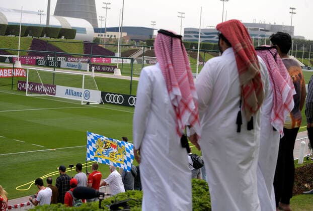 05.01.2020, Fussball 1. Bundesliga 2019 2020, FC Bayern München im Wintertrainingslager in Doha, Katar. 1. Trainingseinheit in der Aspire Academy, Übersicht vom Trainingsplatz. Einheimische Zuschauer am Rand. Unten weht die Bayernflagge eines stolzen Bayern-Fans.
