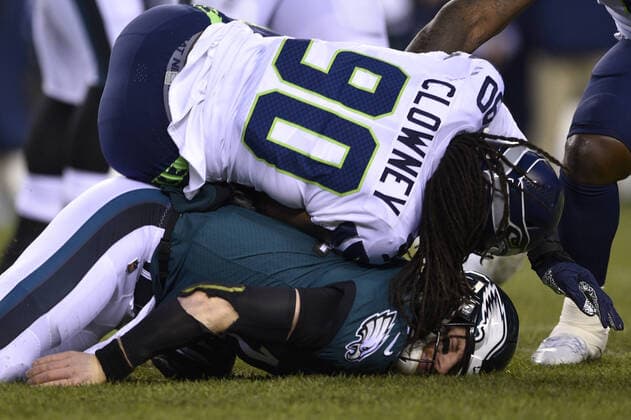 Bilder des Jahres 2020, Sport 01 Januar Sport Themen der Woche KW01 Sport Bilder des Tages Seattle Seahawks Jadeveon Clowney (90) lands on top of Philadelphia Eagles Carson Wentz (11) during the first half of an NFL, American Football Herren, USA football game at Lincoln Financial Field in Philadelphia on Sunday, January 5, 2020.  PHI20200105107 DERIKxHAMILTON